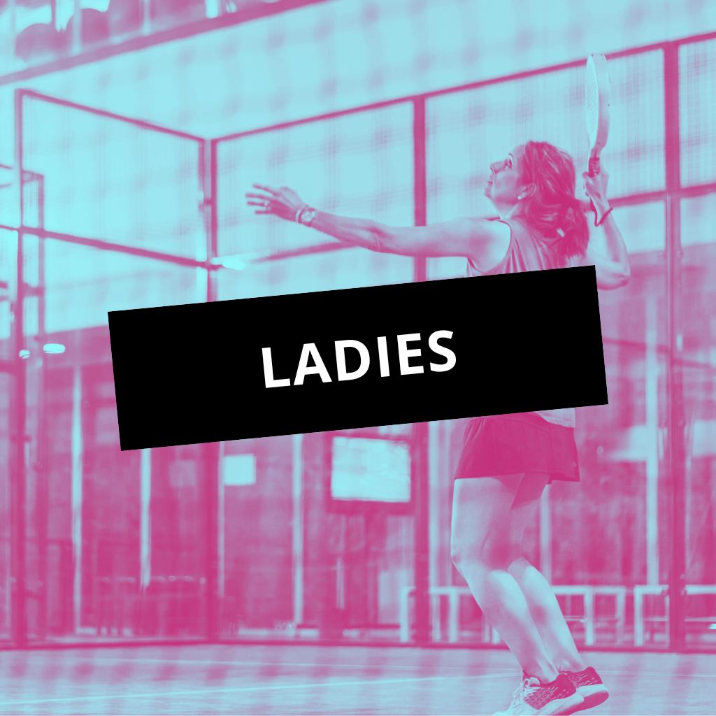 Une joueuse de padel en action sur le court, énergie et convivialité à Amiens